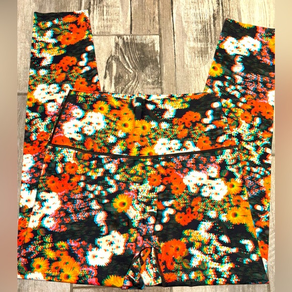 Aerie Offline 3D print floral active leggings - Picture 2 of 4